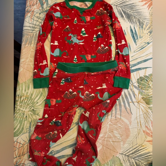 Lot of Christmas Shirt size 4/5 and fitted Target brand Dinosaur pajamas size 6 - Picture 4 of 6